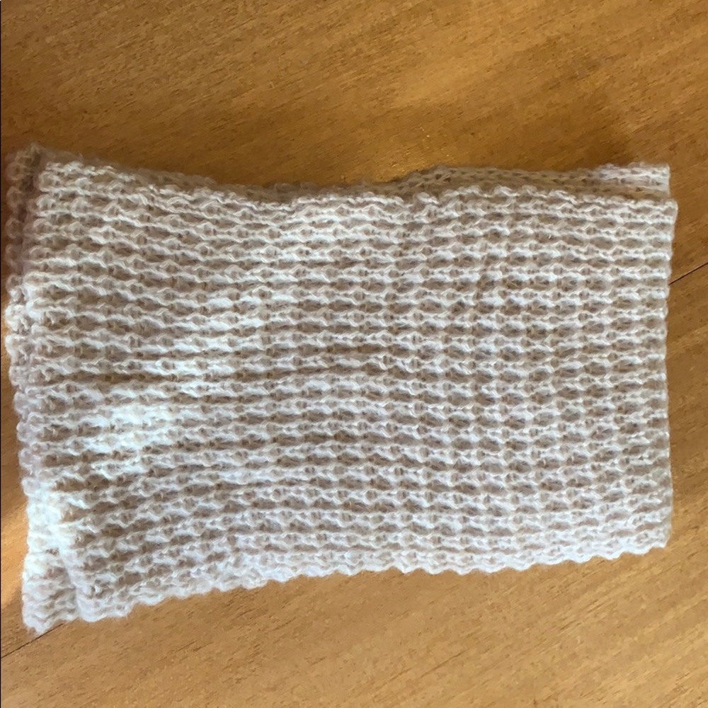 Neutral infinity scarf